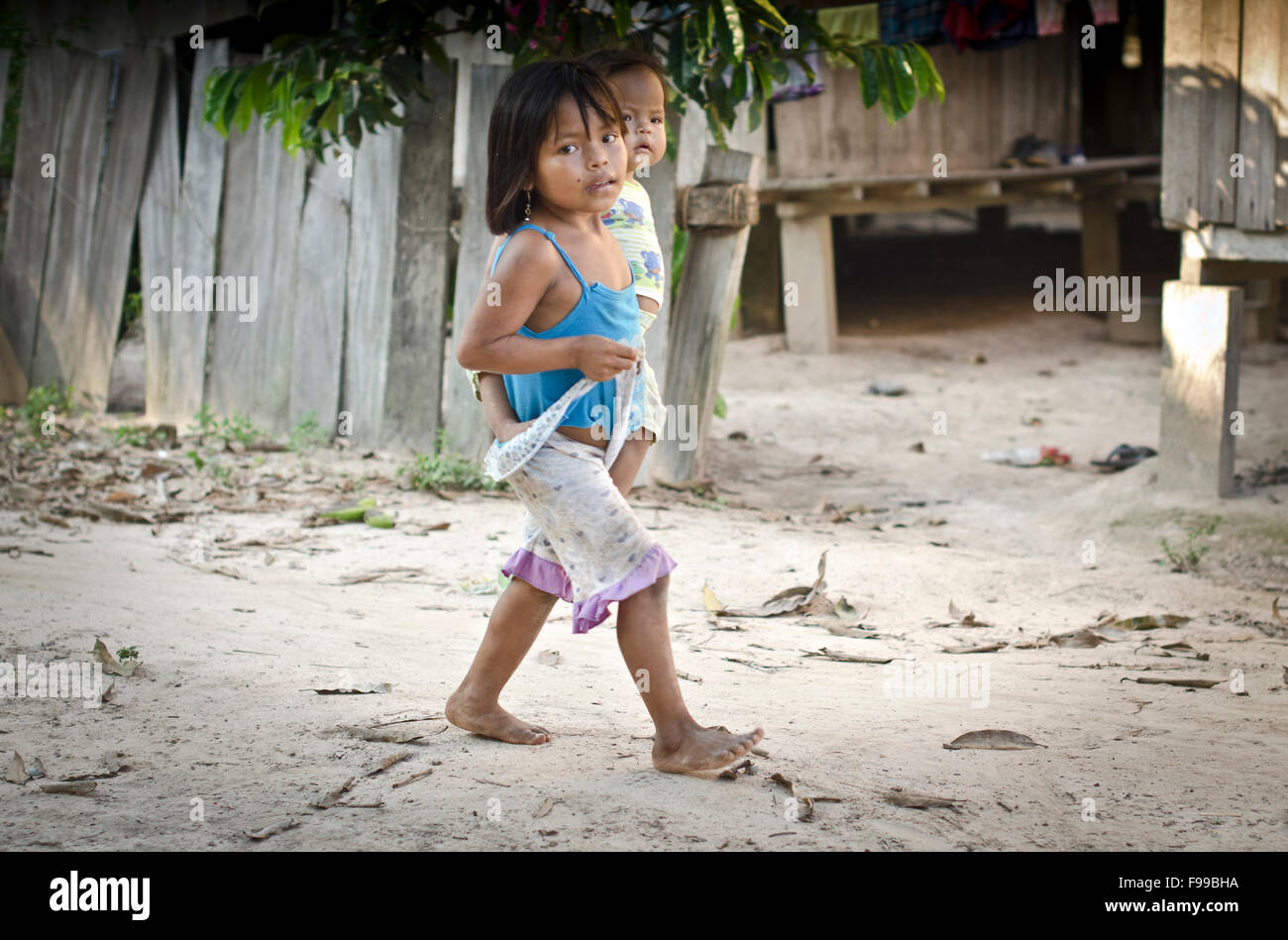 Niños en una aldea de la tribu Shipibo Charashmana, Amazonas, Perú Foto de stock
