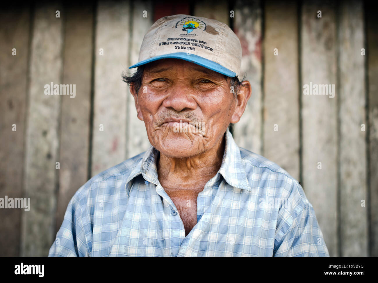 Hombre retrato,Charashmana, Shipibo tribu remota aldea en un río Pisqui ,selva amazónica, Perú Foto de stock