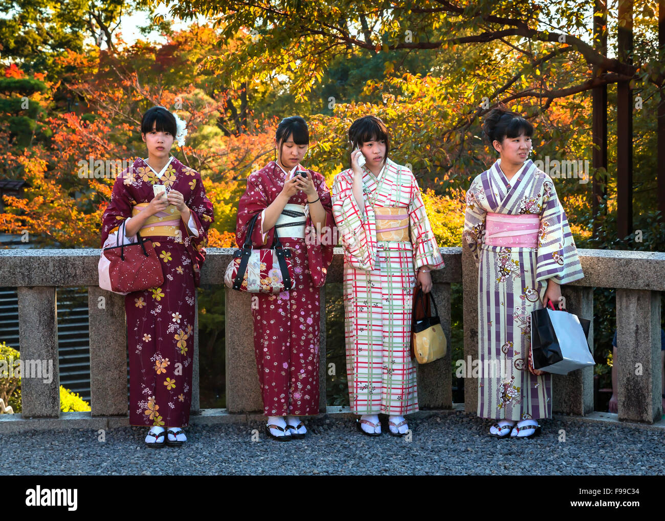 Kimono girl fotografías e imágenes de alta resolución - Alamy