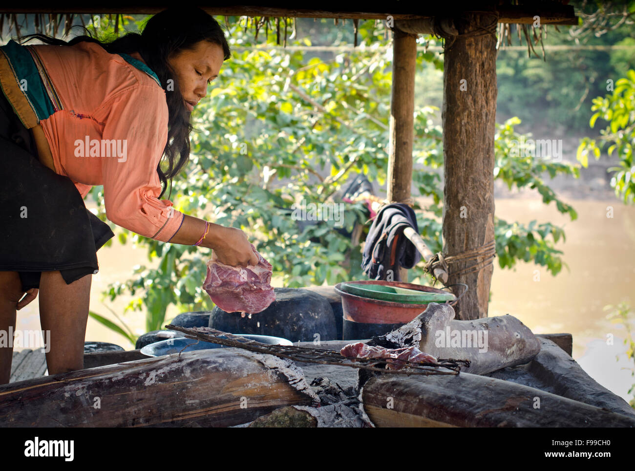Cocina en una choza tribales , Shipibo tribe, Manco Capac, Amazonas, Perú Foto de stock