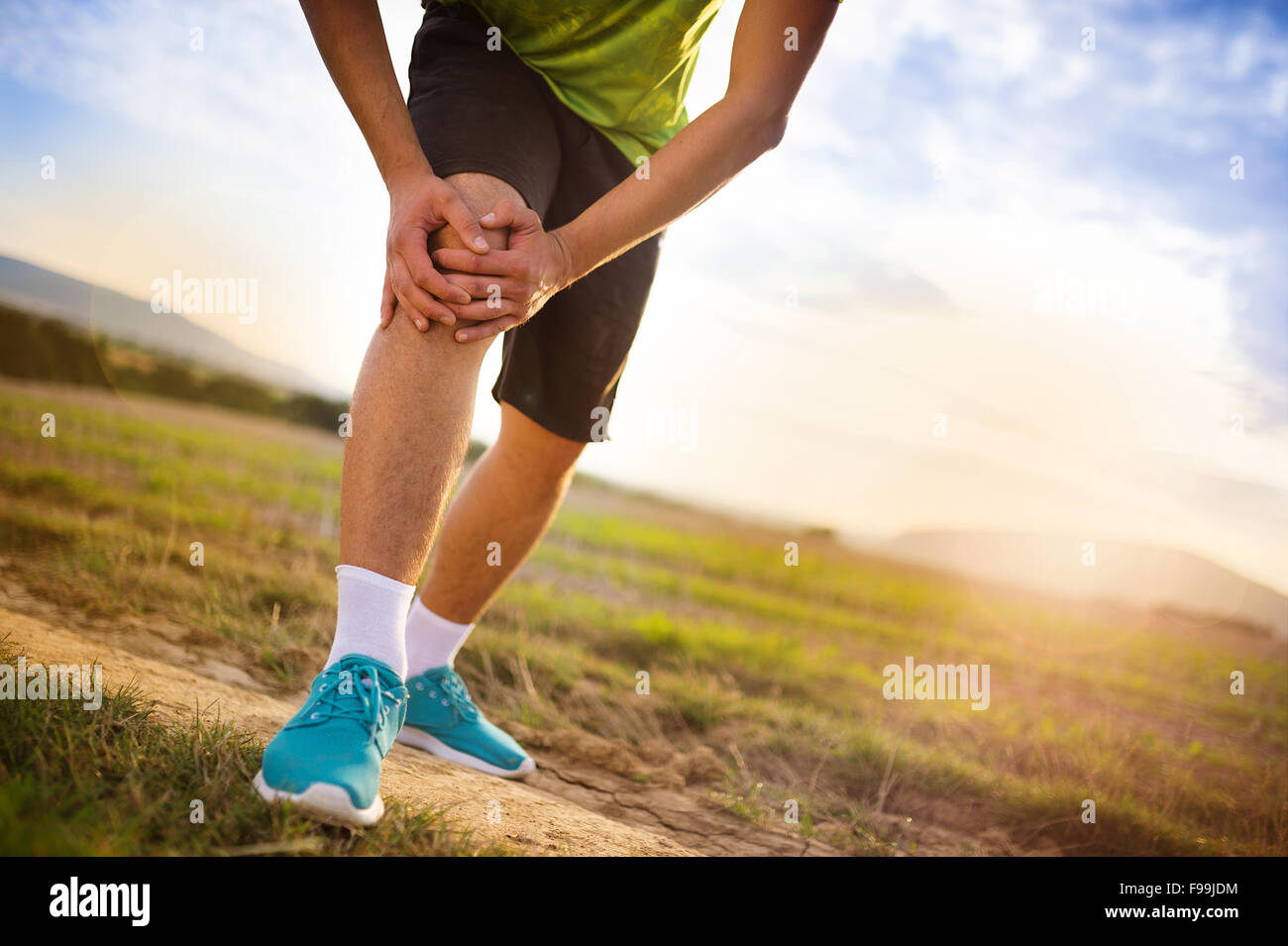 Corredor de la pierna y el dolor muscular durante el funcionamiento la formación al aire libre en verano naturaleza Foto de stock