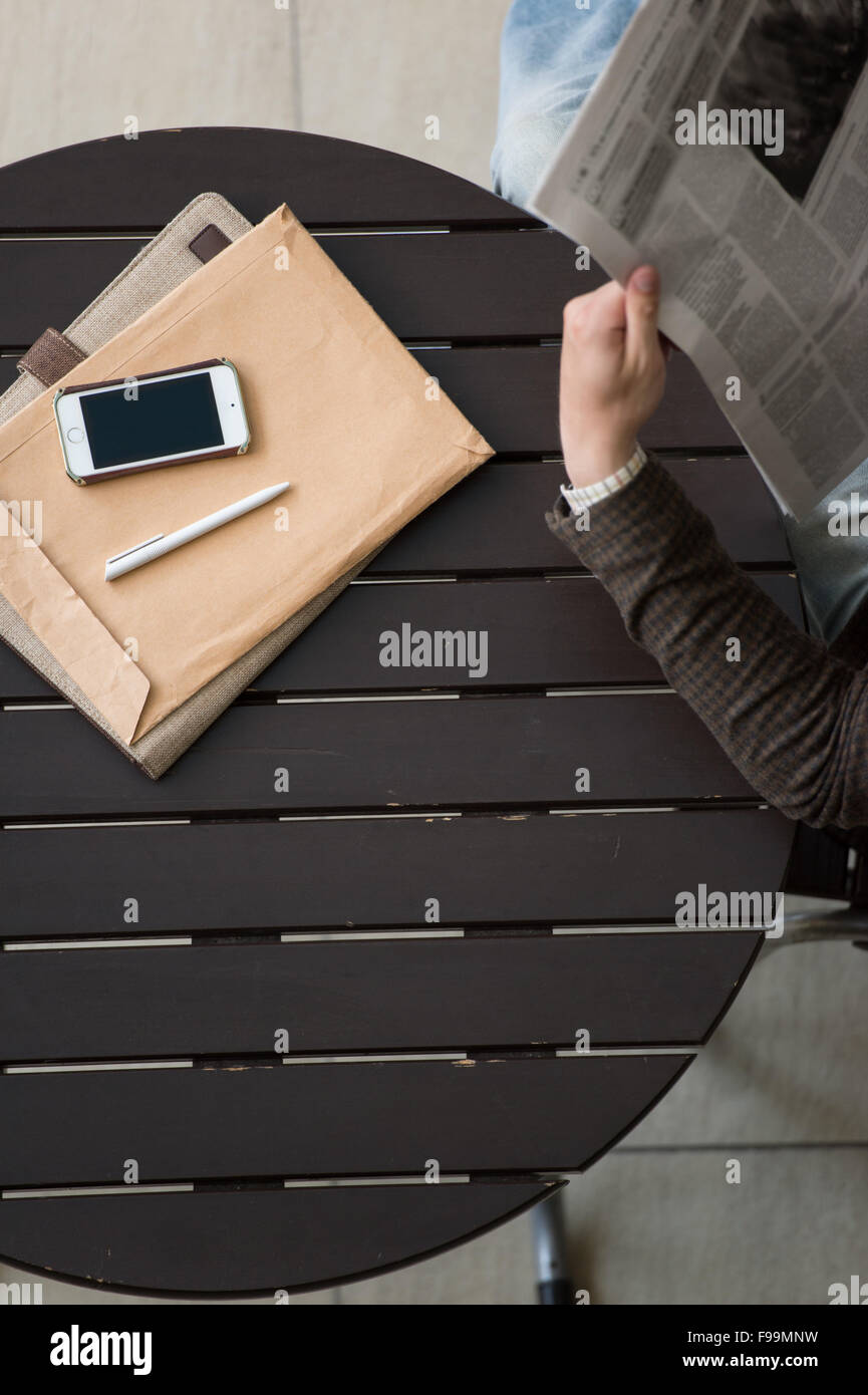 Guapo empresario o gestor en edificio de oficinas la lectura de