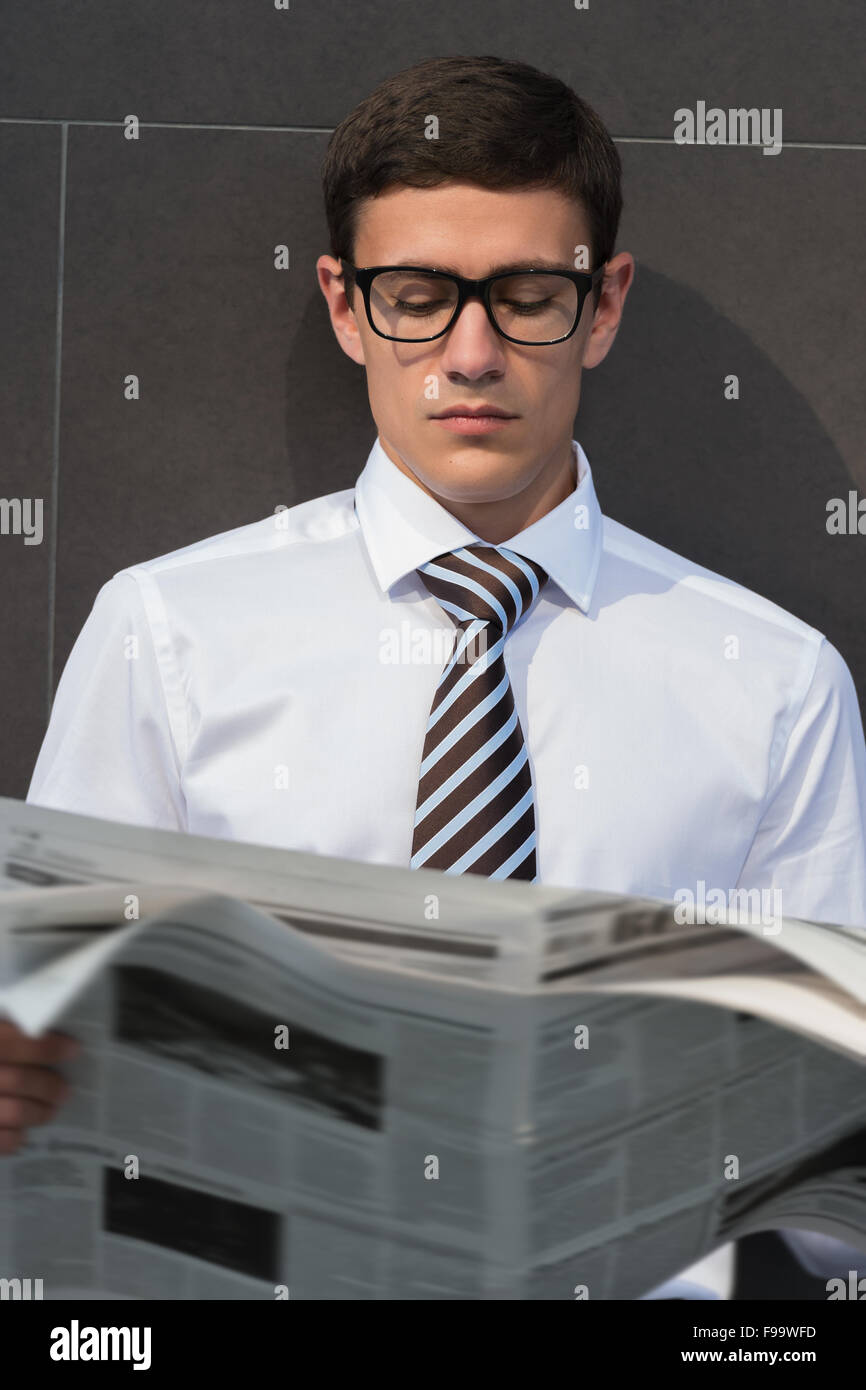 Guapo empresario o gerente, en frente de la oficina moderna