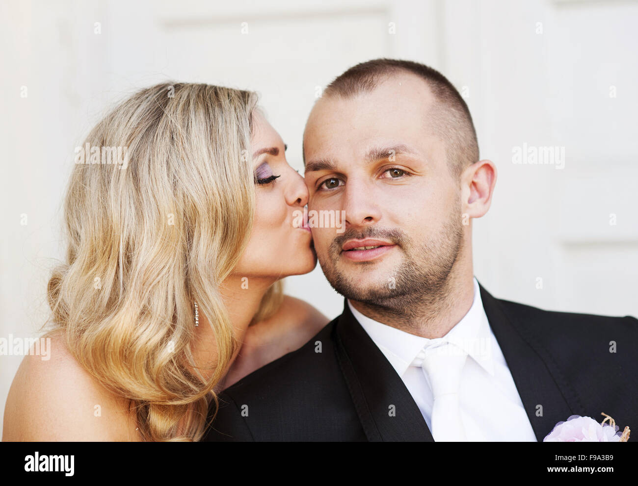 Retrato De Joven Feliz La Novia Y El Novio En El Día De Su Boda