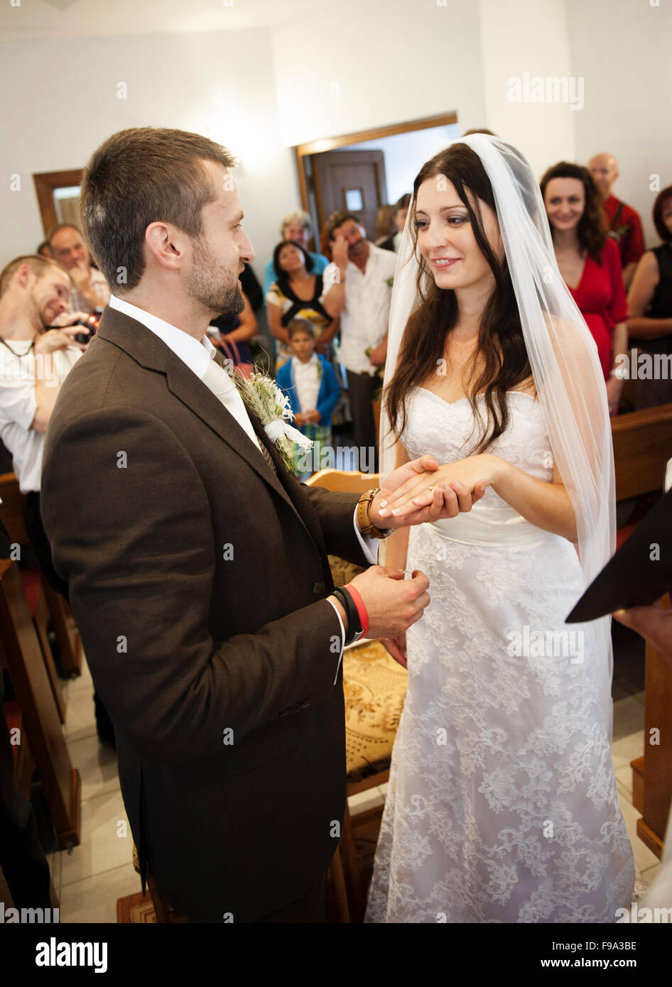 La novia y el novio en la iglesia en el día de la boda Foto de stock