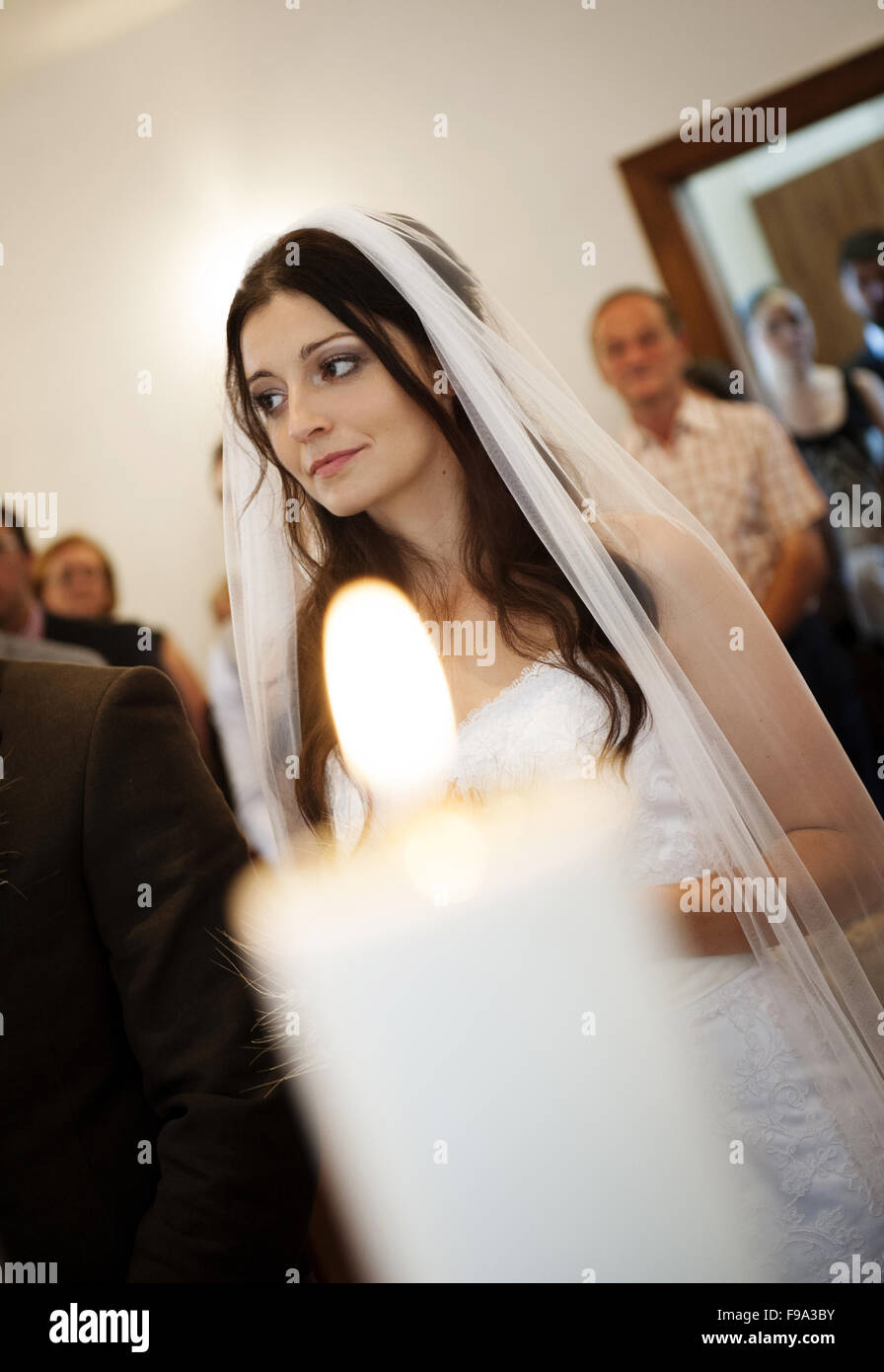 La novia y el novio en la iglesia en el día de la boda Foto de stock