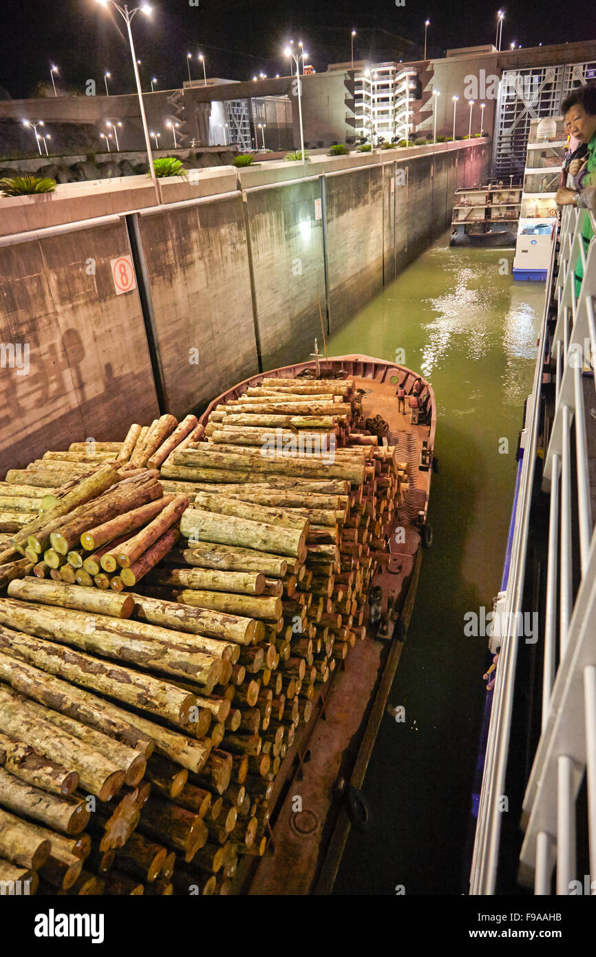 Esclusa en la Presa de las Tres Gargantas, China Foto de stock