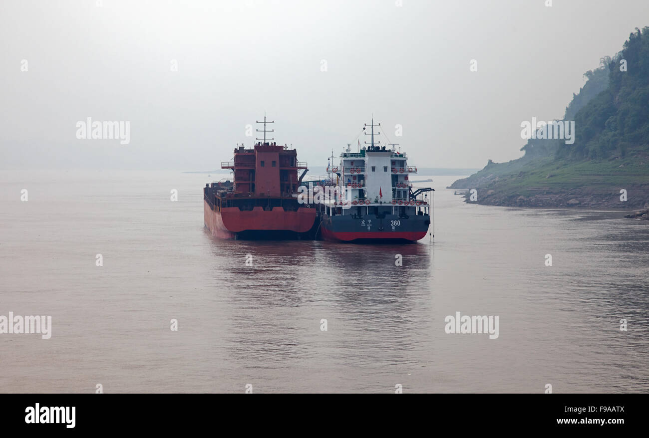 Barcos comerciales sobre el río Yangtze, China Foto de stock