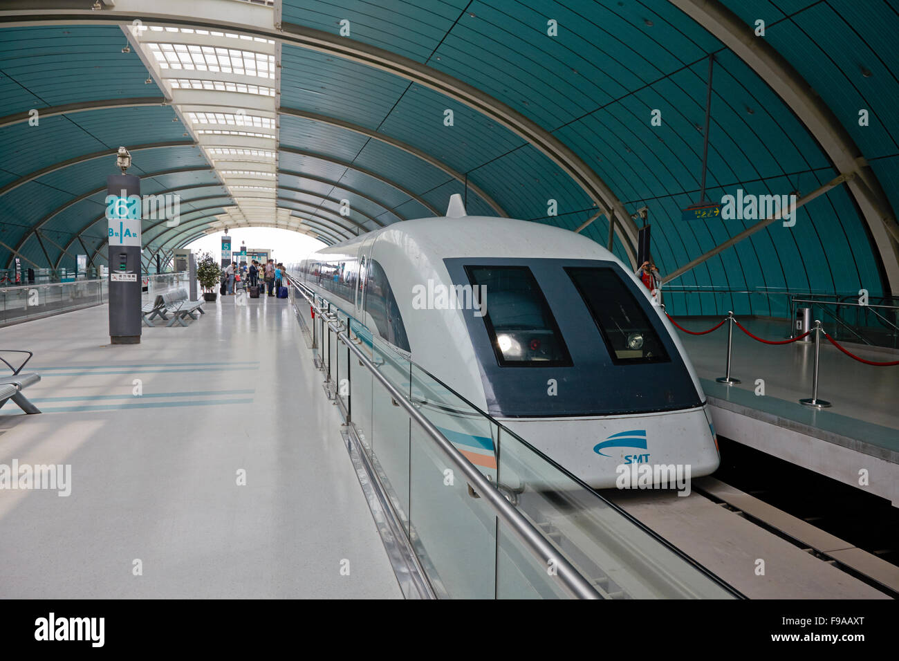 Trans-rápido tren estación de Shanghai, China Foto de stock