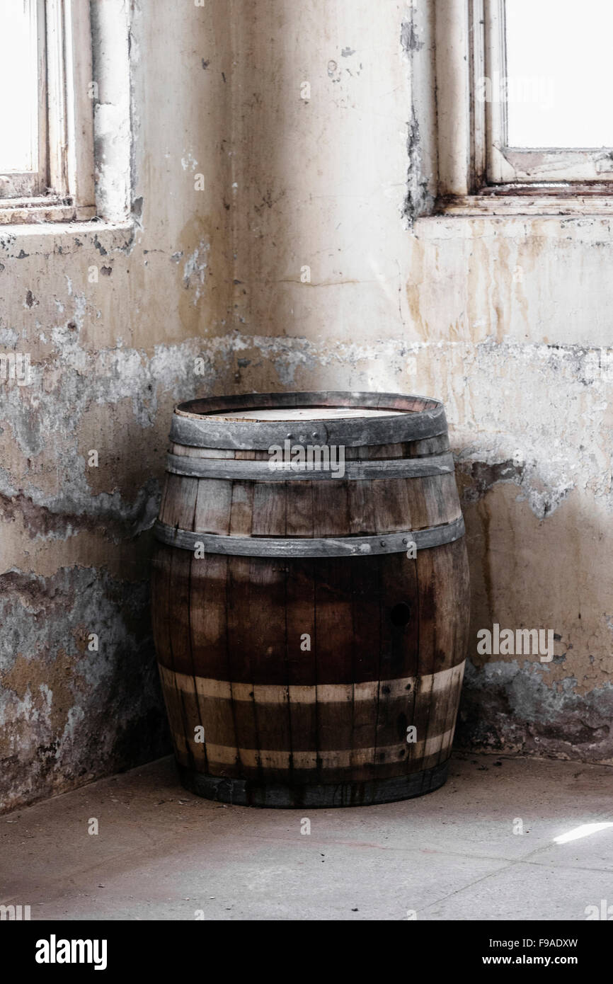 Empty wine barrel fotografías e imágenes de alta resolución - Alamy