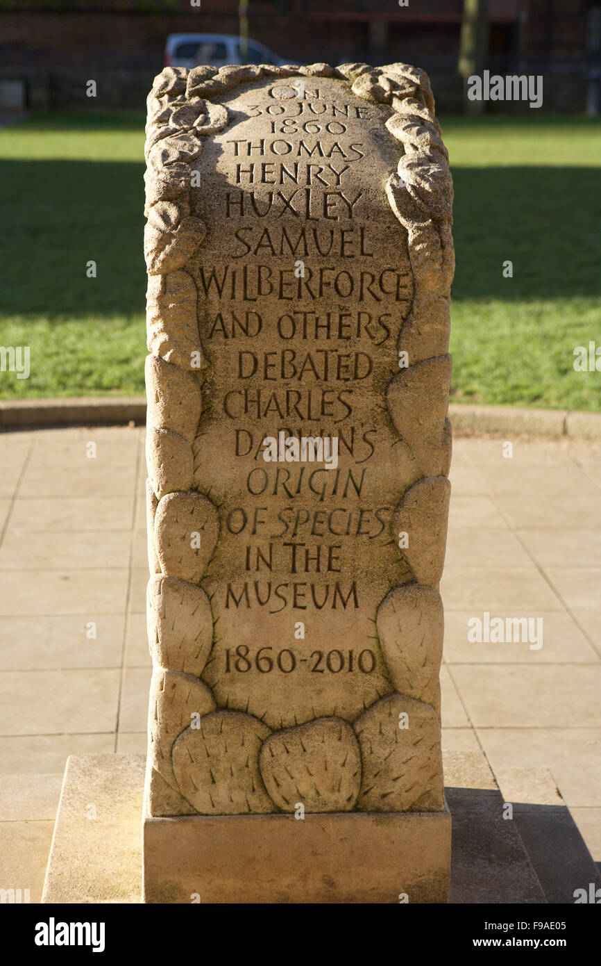 Monumento fuera de la Universidad de Oxford, el Museo de Historia