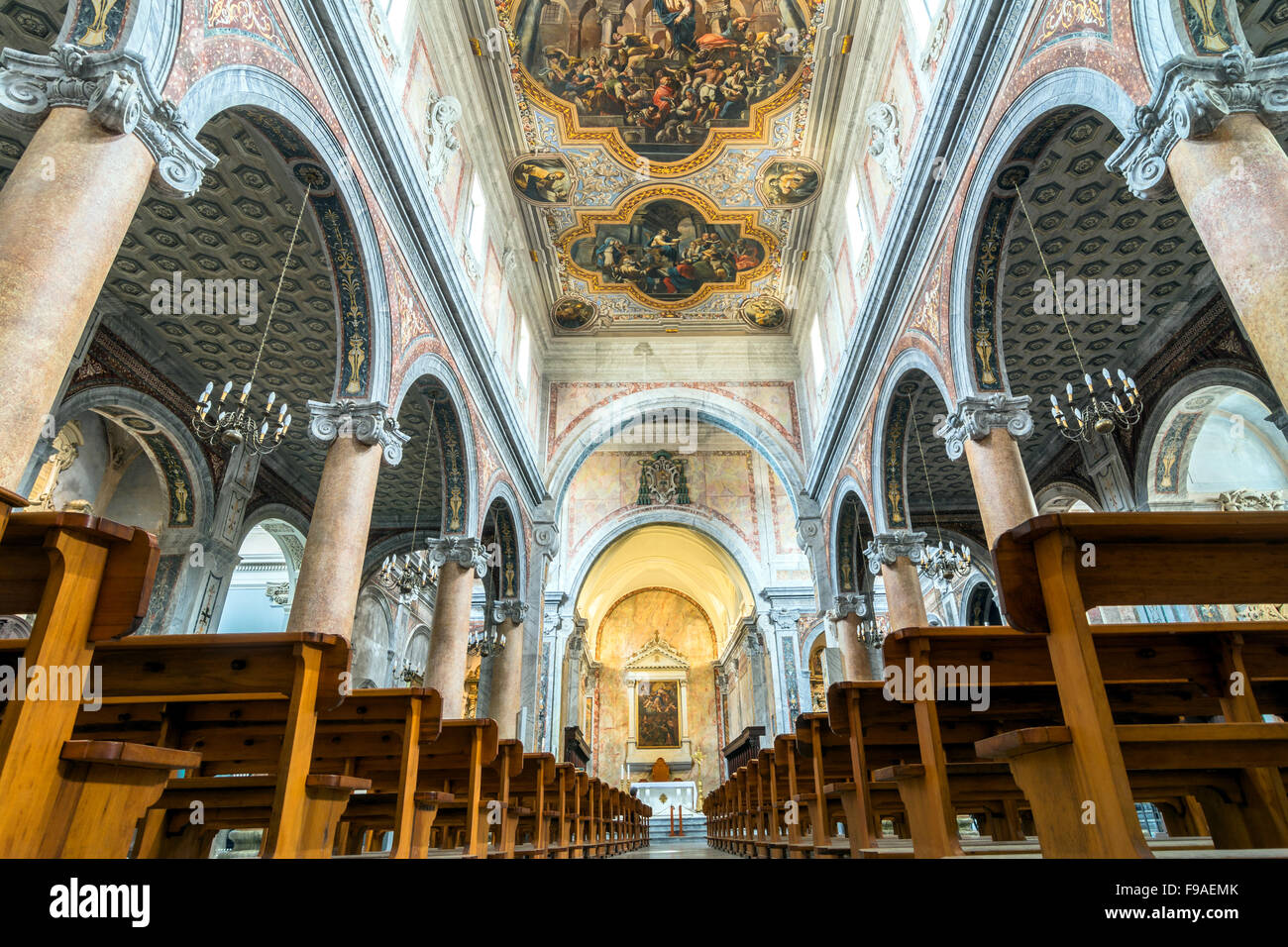 Interior de la catedral vista Día en Ostuni, Italia. Foto de stock