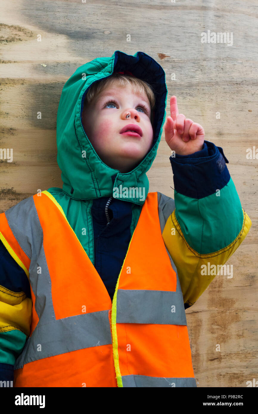 Un muchacho joven con chaleco de alta visibilidad Foto de stock