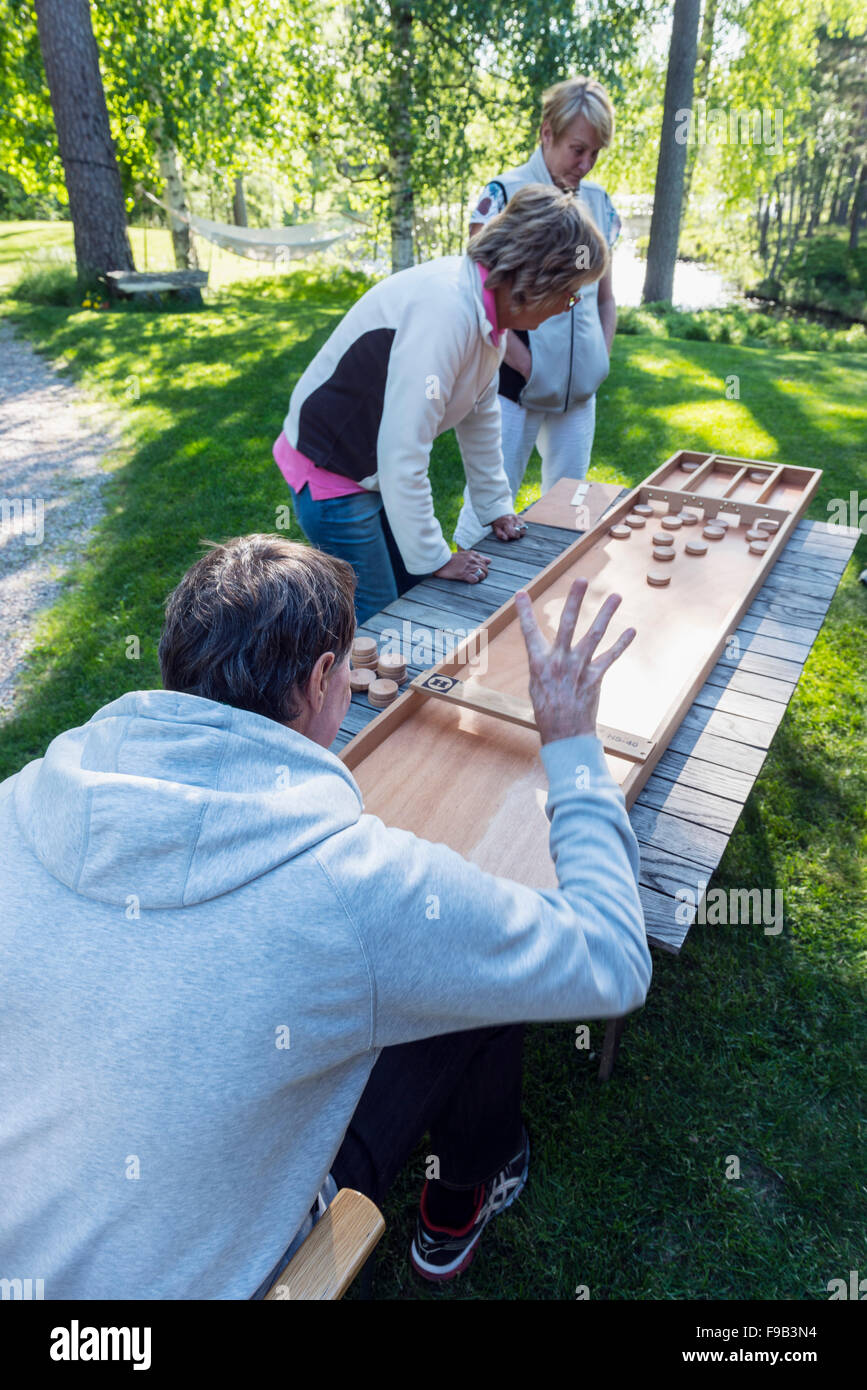 Jugando shuffleboard fotografías e imágenes de alta resolución Alamy