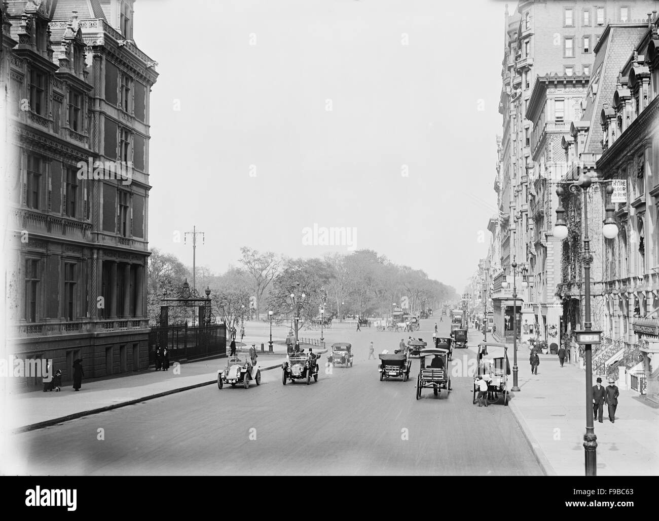 Escena callejera, Fifth Avenue en la quincuagésimo séptima Street, al norte de Central Park, la ciudad de Nueva York, EE.UU., circa 1915 Foto de stock