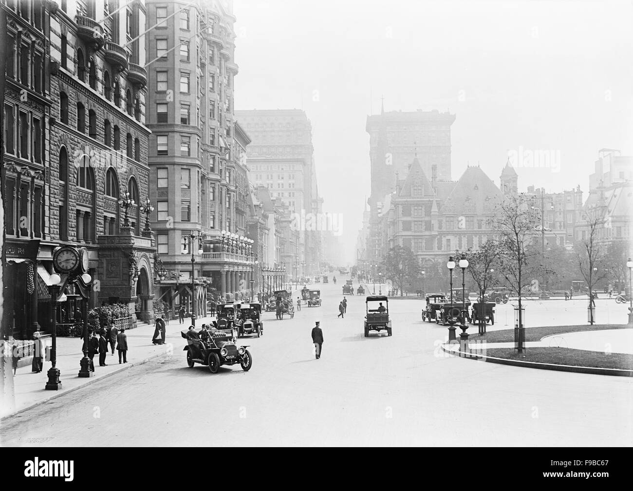 La Quinta Avenida hacia el sur, desde la 60th Street, Nueva York, EE.UU., circa 1910 Foto de stock
