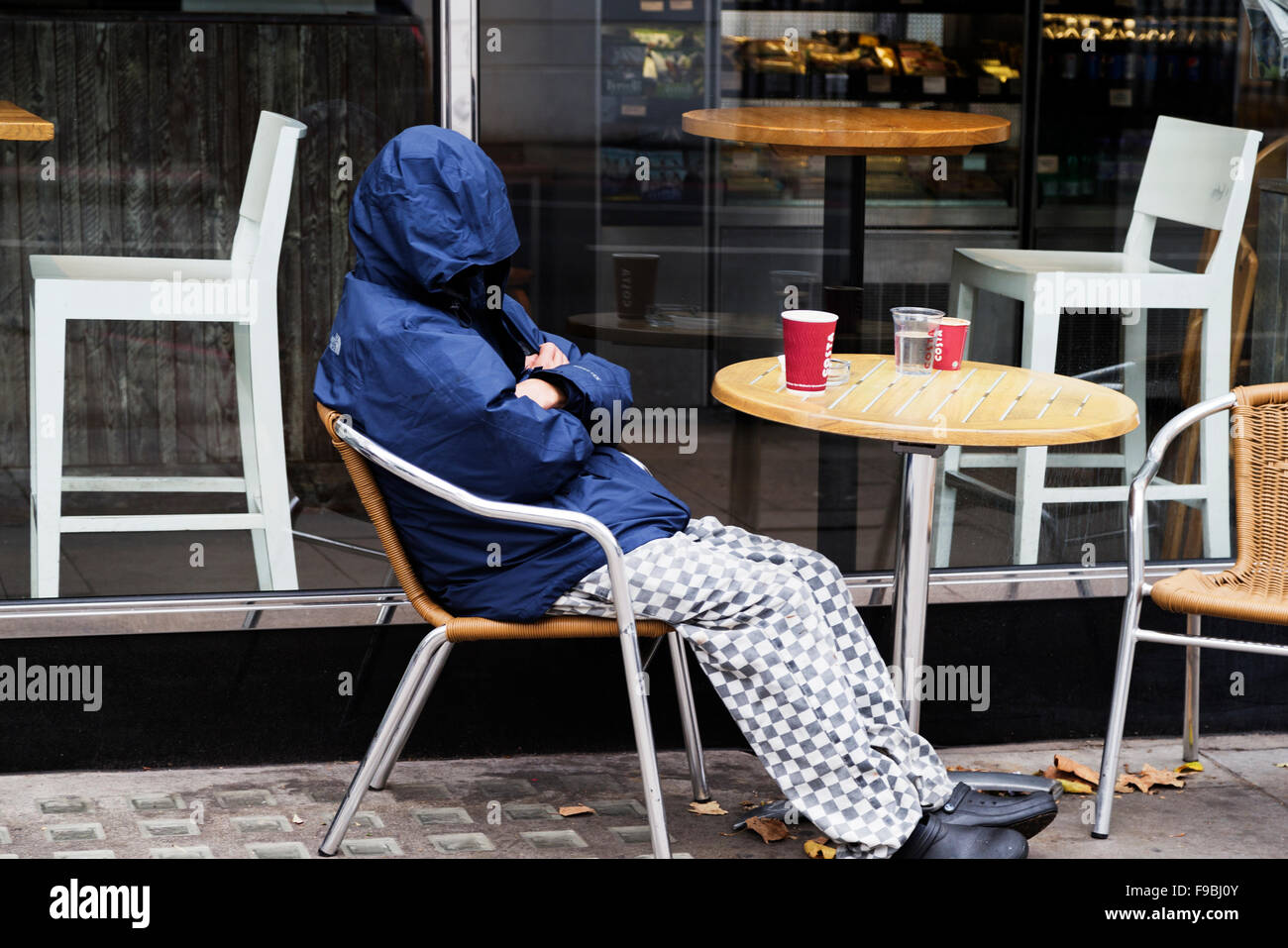 El chef toma siesta fuera de la cafetería, Gloucester Place, Londres, Inglaterra, Reino Unido, Foto de stock