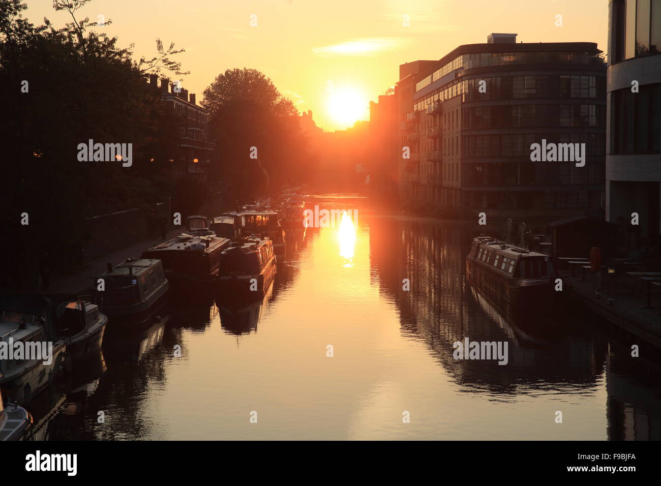 Un amanecer otoñal, mirando al oriente sobre el Regent's Canal junto a King's Place, en Islington, al norte de Londres, Inglaterra, Reino Unido. Foto de stock