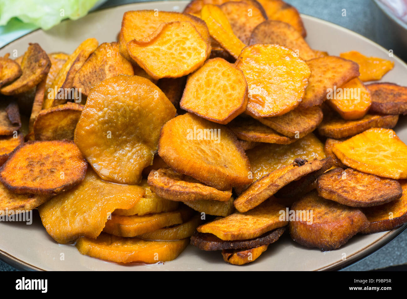 Deep-fried Chips de batata (camote frito) es un típico plato peruano  Fotografía de stock - Alamy