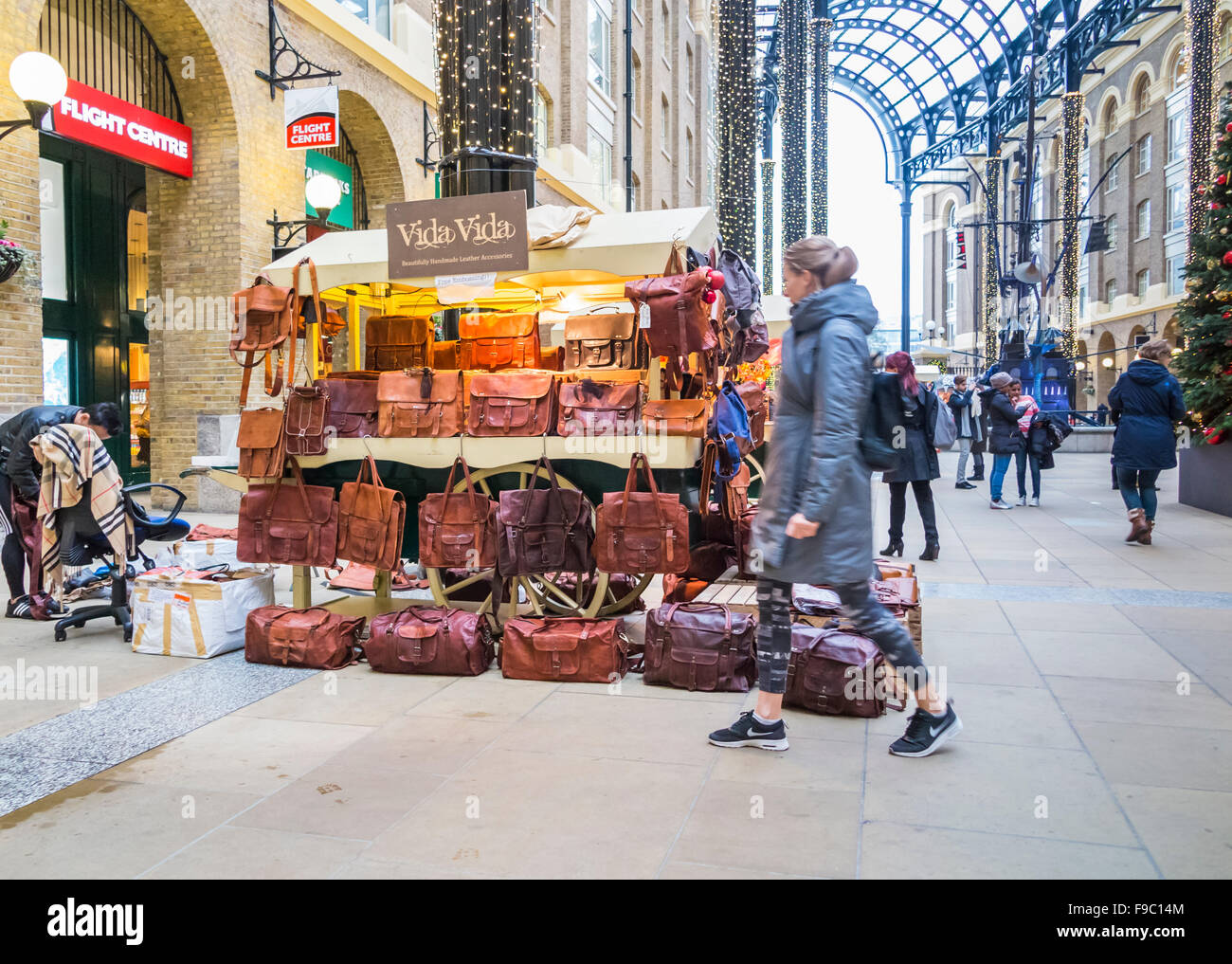 Puesto de venta de bolsos de cuero Bolsos y Mochilas en el interior de puestos en el mercado de Navidad en Hays Galleria, más Londres, Southwark SE1 Foto de stock