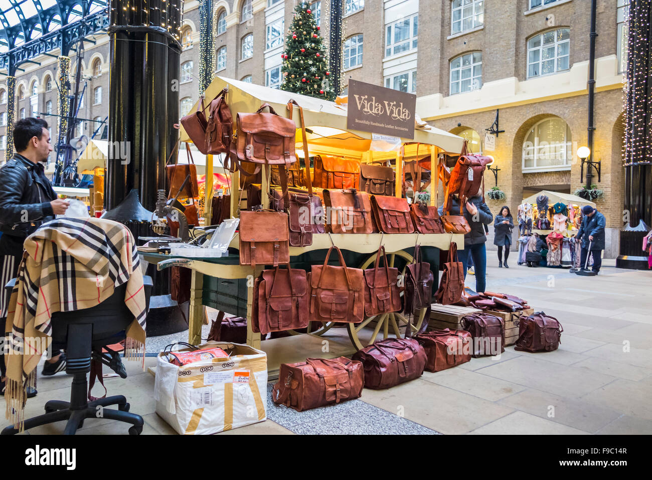 Puesto de venta de bolsos de cuero Bolsos y Mochilas en el interior de puestos en el mercado de Navidad en Hays Galleria, más Londres, Southwark SE1 Foto de stock