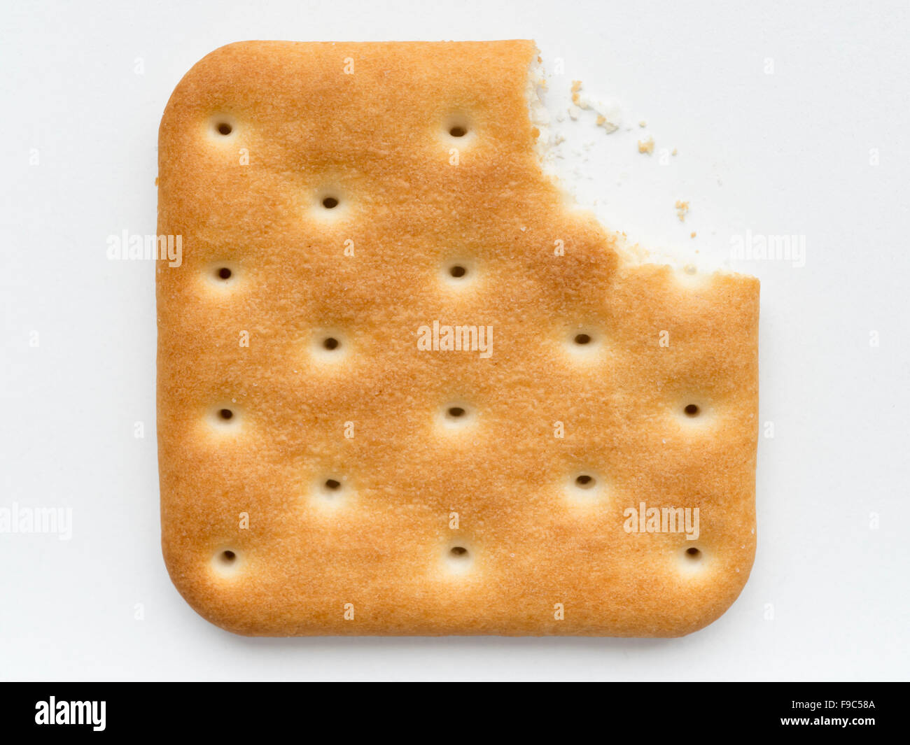 Solo cuadrado cracker con mordido rincón aislado sobre fondo blanco. Foto de stock