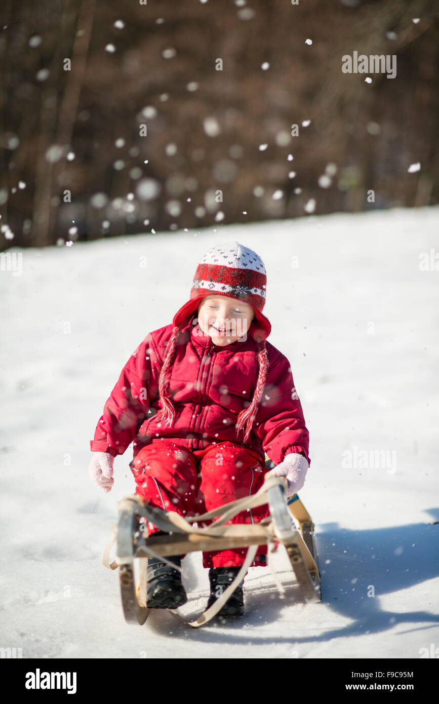 Niña jugando afuera en el frío invierno. Foto de stock