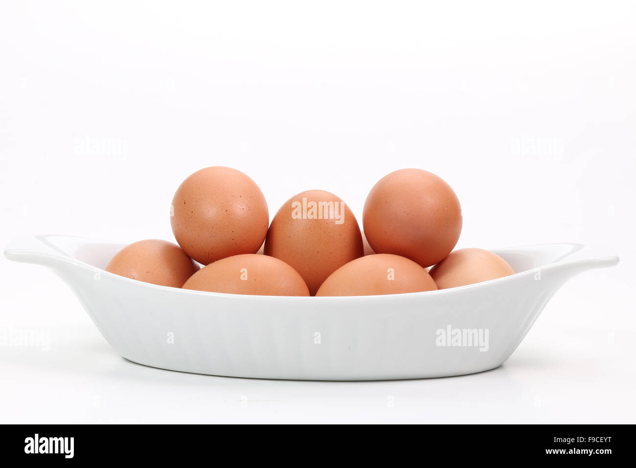 Las yemas de huevo y huevos enteros almacenan cantidades importantes de proteínas y la colina Foto de stock
