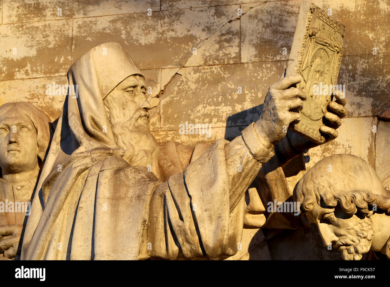 Relieves en la pared en el monasterio de Donetsk en Moscú es fotografiado de cerca Foto de stock