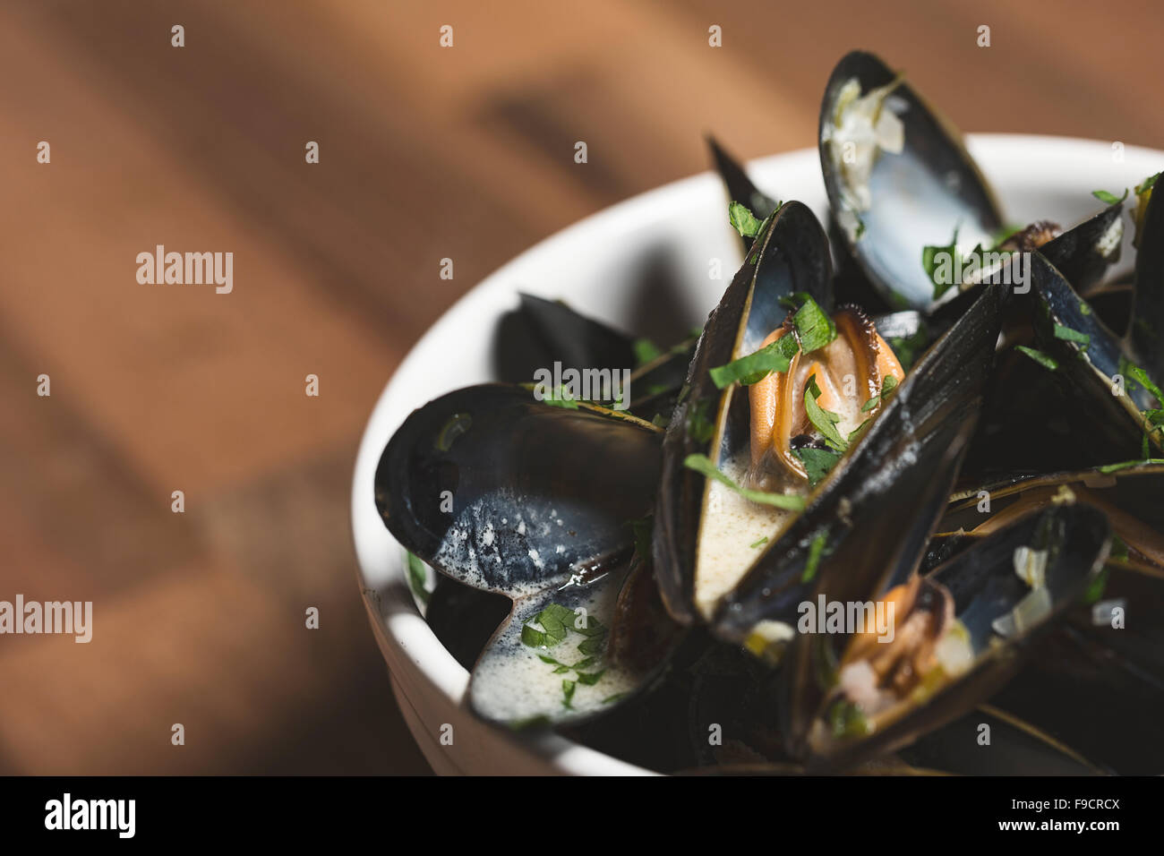Un plato de mejillones cocidos en salsa de vino blanco Foto de stock