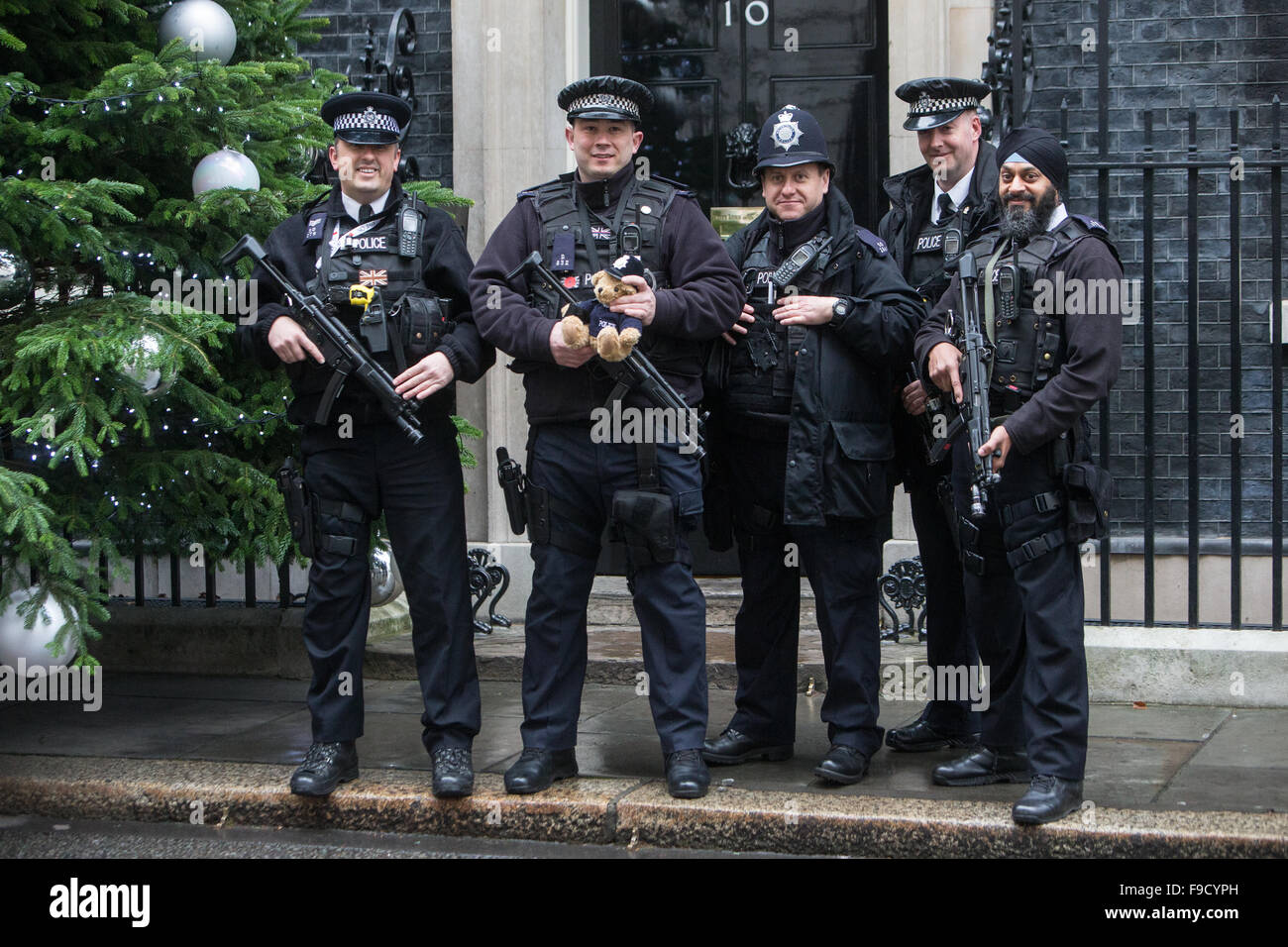 La policía de seguridad en el número 10 de Downing Street posando delante de la puerta Foto de stock