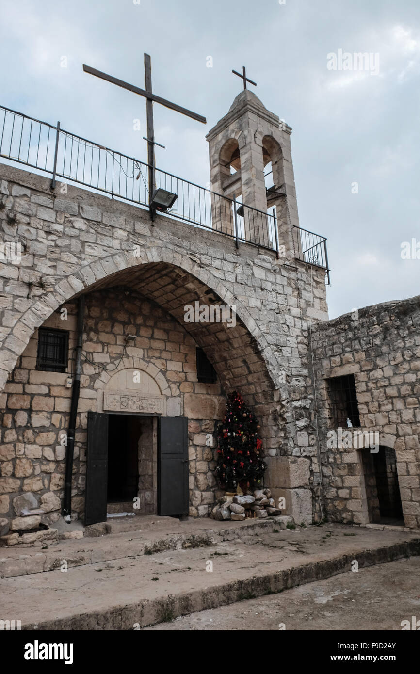 Kafr Birim, Israel. El 15 de diciembre de 2015. La Iglesia Católica  maronita situado en lo que una vez fue Kafr Birim en la alta Galilea es la  única estructura restante en