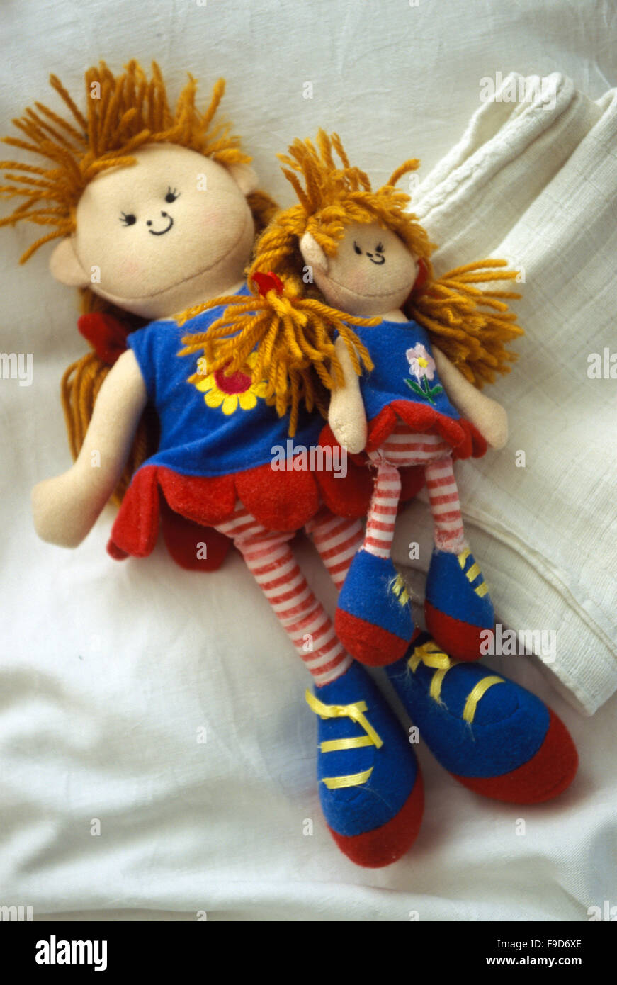 Dos muñecas de trapo fotografías e imágenes de alta resolución - Alamy