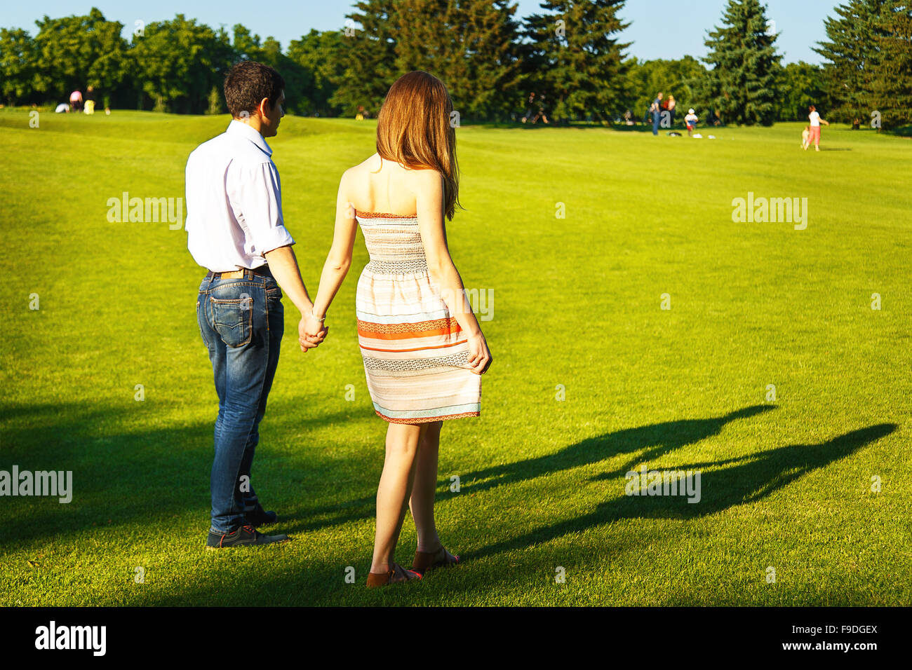 Los amantes de la mujer joven y caminar en el parque de verano Foto de stock