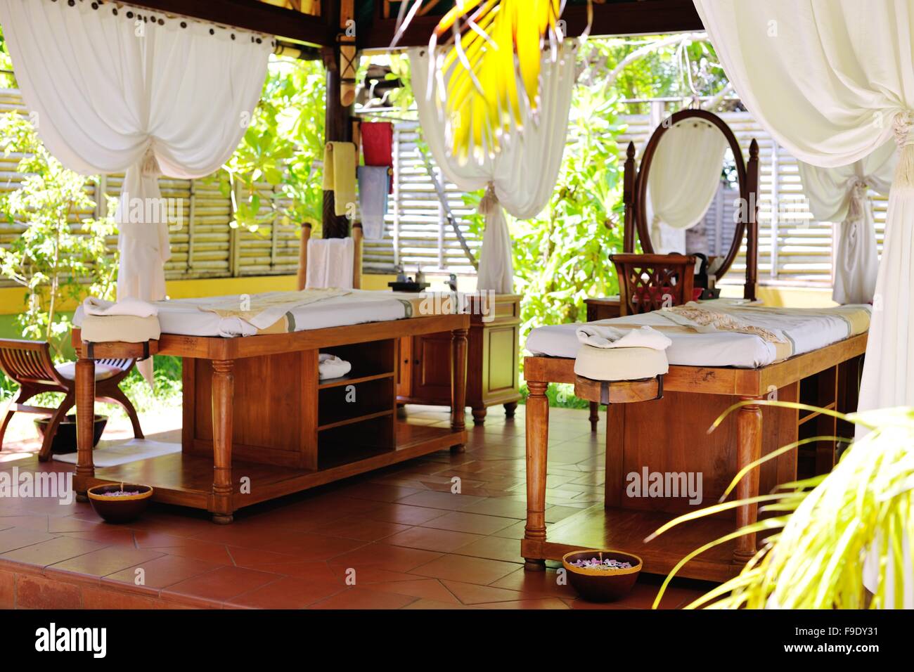 Spa, centro de belleza y masaje al aire libre en interiores Fotografía de  stock - Alamy