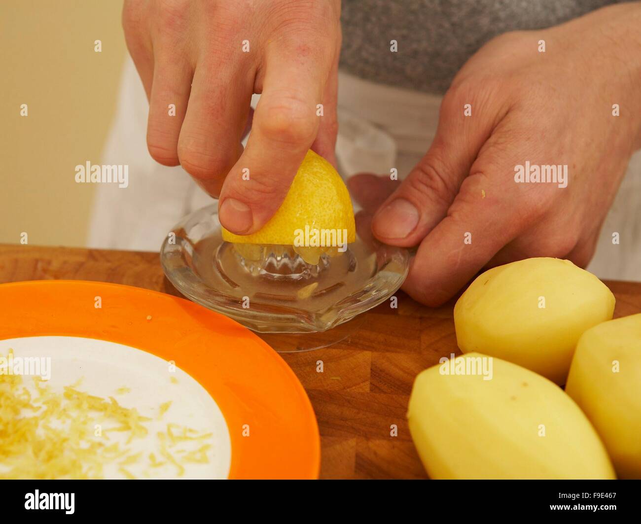 Limón patatas con pollo + pasos Foto de stock
