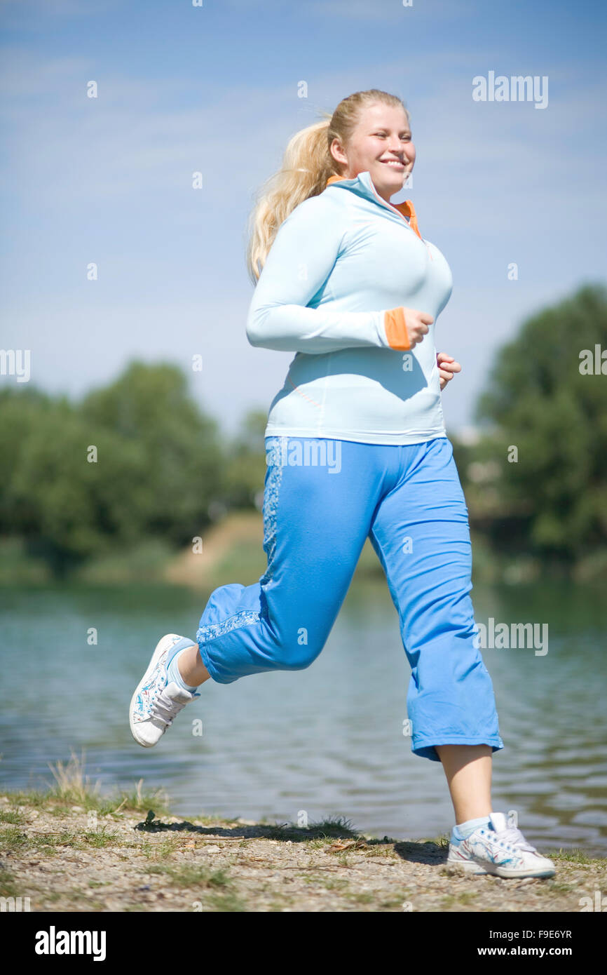 Mujer footing cerca del Lago Foto de stock