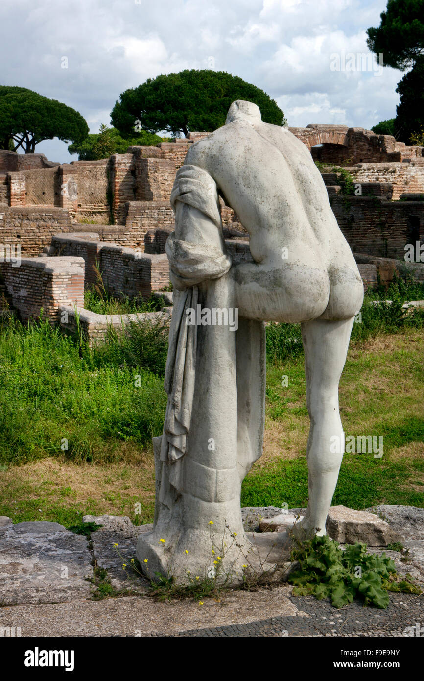 Estatua de Cartilius Poplicola en el antiguo puerto romano de Ostia, cerca de Roma, Italia, Europa Foto de stock