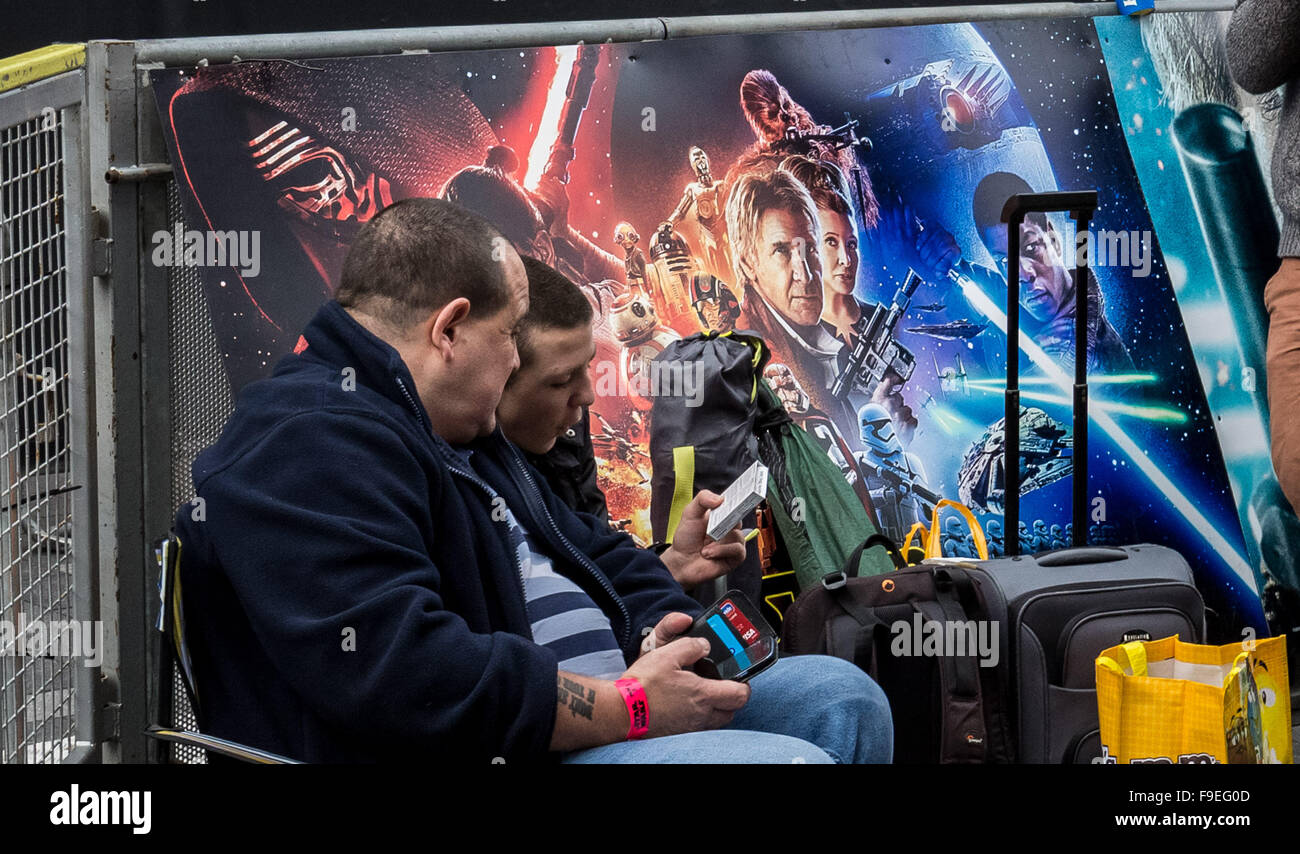 Londres, Reino Unido. 16 de diciembre de 2015. Star Wars: La Fuerza despierta preparativos para la película británica premiere en el Leicester Square de Londres. Crédito: Guy Corbishley/Alamy Live News Foto de stock