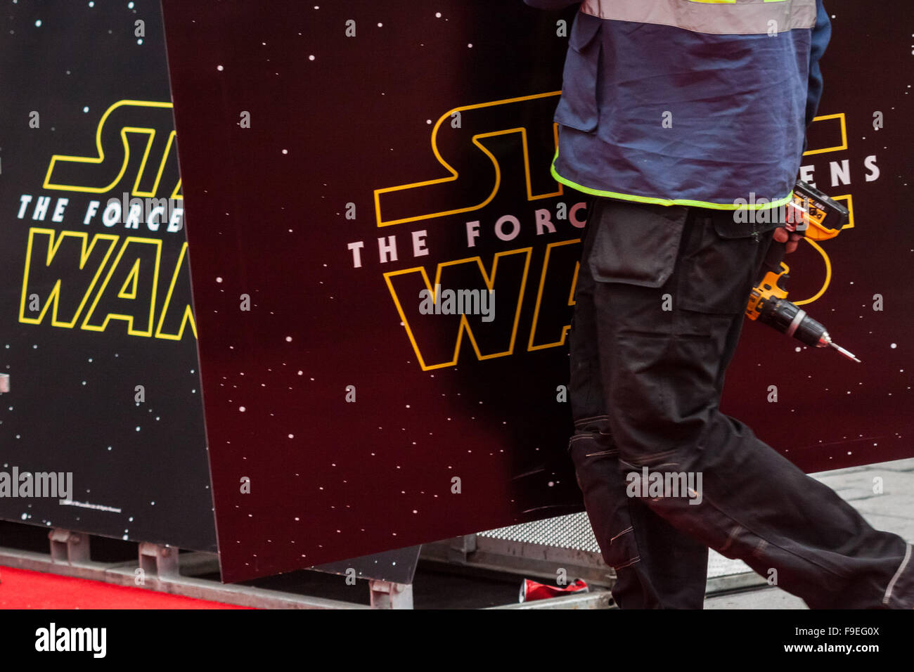 Londres, Reino Unido. 16 de diciembre de 2015. Star Wars: La Fuerza despierta preparativos para la película británica premiere en el Leicester Square de Londres. Crédito: Guy Corbishley/Alamy Live News Foto de stock