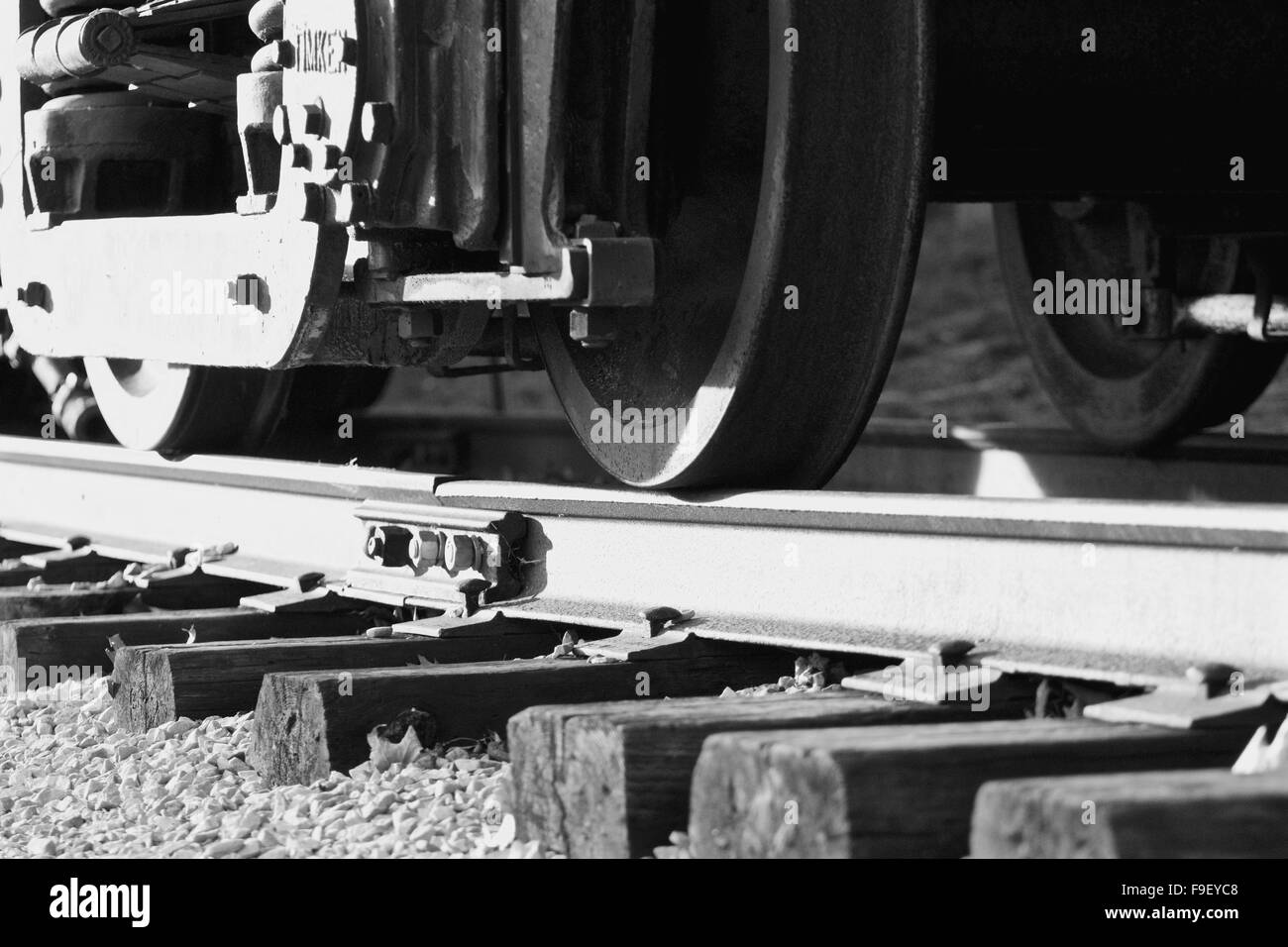 Hermosa foto de las ruedas del tren y la carretera Foto de stock