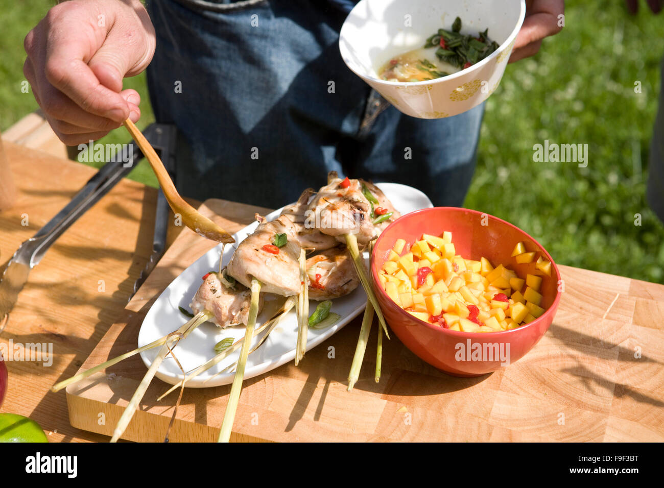 Brochetas de pollo con hierba de limón + pasos Foto de stock