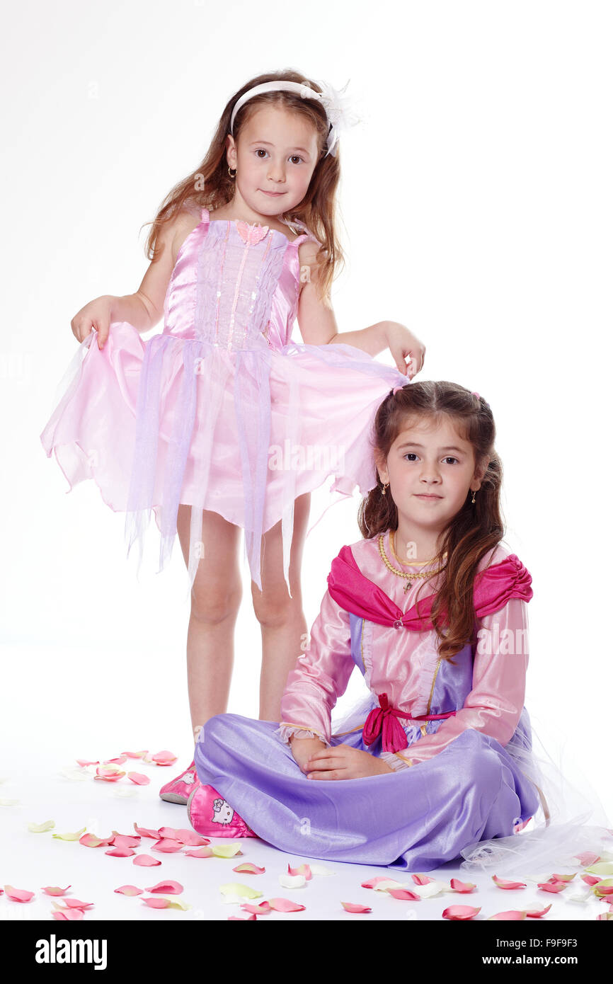Niñas vestidas como princesas Fotografía de stock - Alamy Niñas vestidas como princesas Fotografía de stock - Alamy