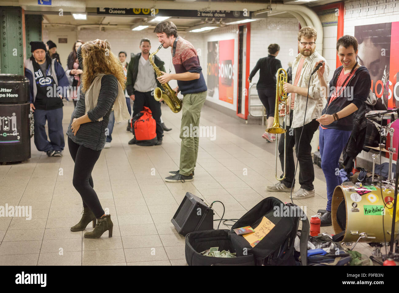 Músicos y bailarín actuando en una parada de metro, la ciudad de Nueva York, EE.UU. Foto de stock