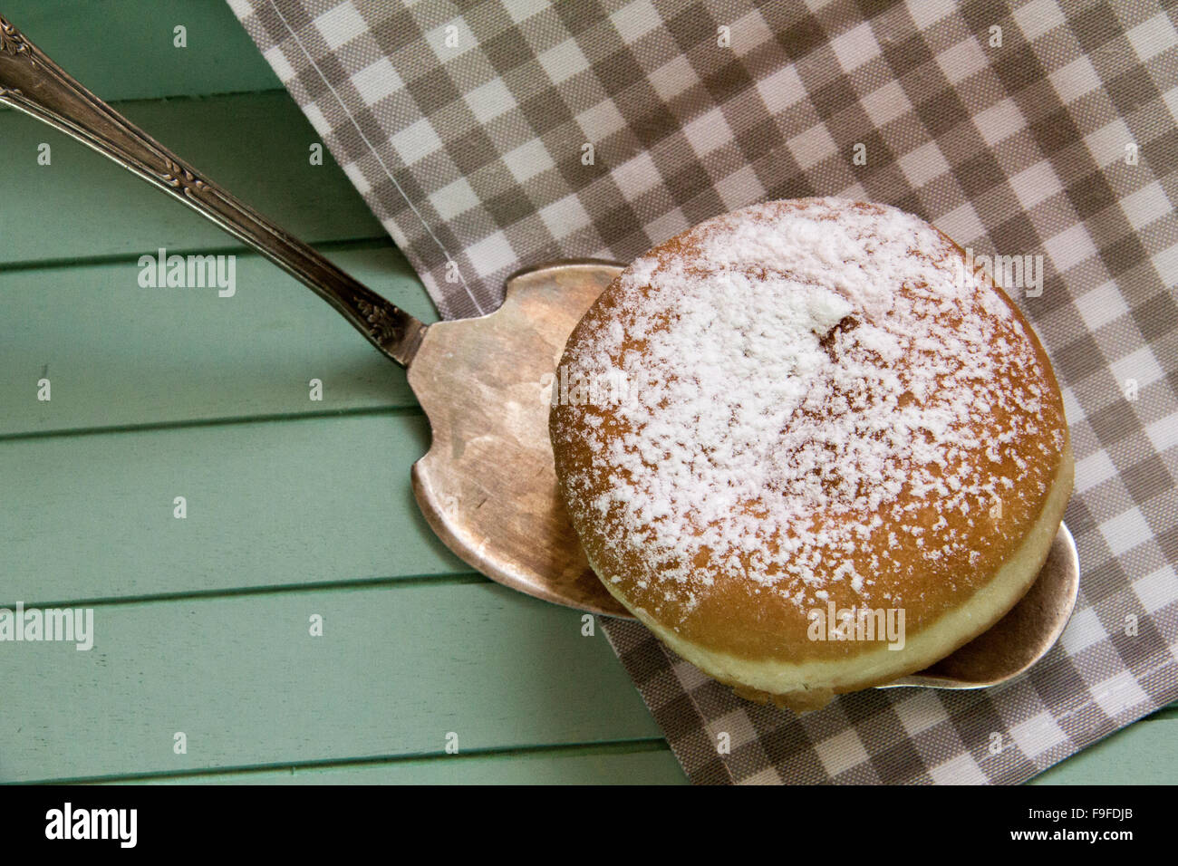 Dulce donut azucarado en bandeja de madera rústica, vista superior de la deliciosa panadería en vintage retro Fotografía cenital Foto de stock