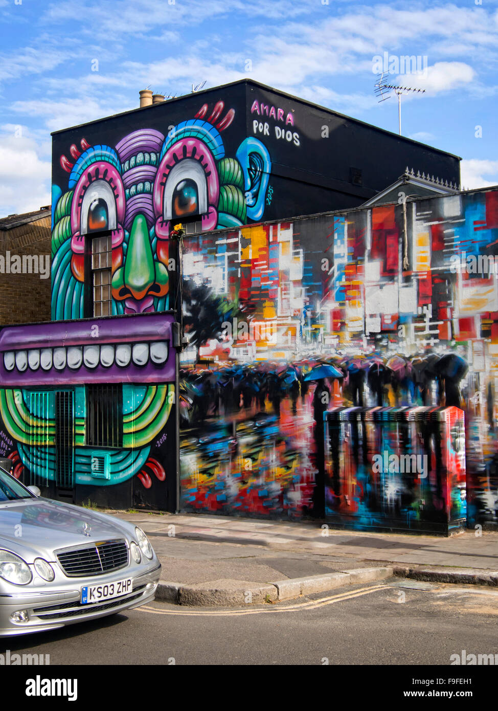 Casa cubiertos de graffiti en la ciudad de Camden, Londres, Gran Bretaña. Foto de stock