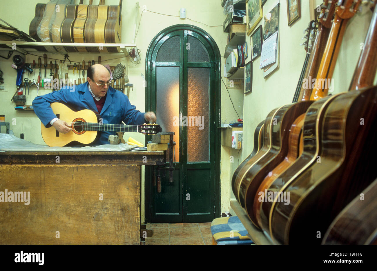 Antonio Morales.Luthier.Guitarra maker.Taller. Cuesta de Gomerez 9.  Granada, Andalucía, España Fotografía de stock - Alamy