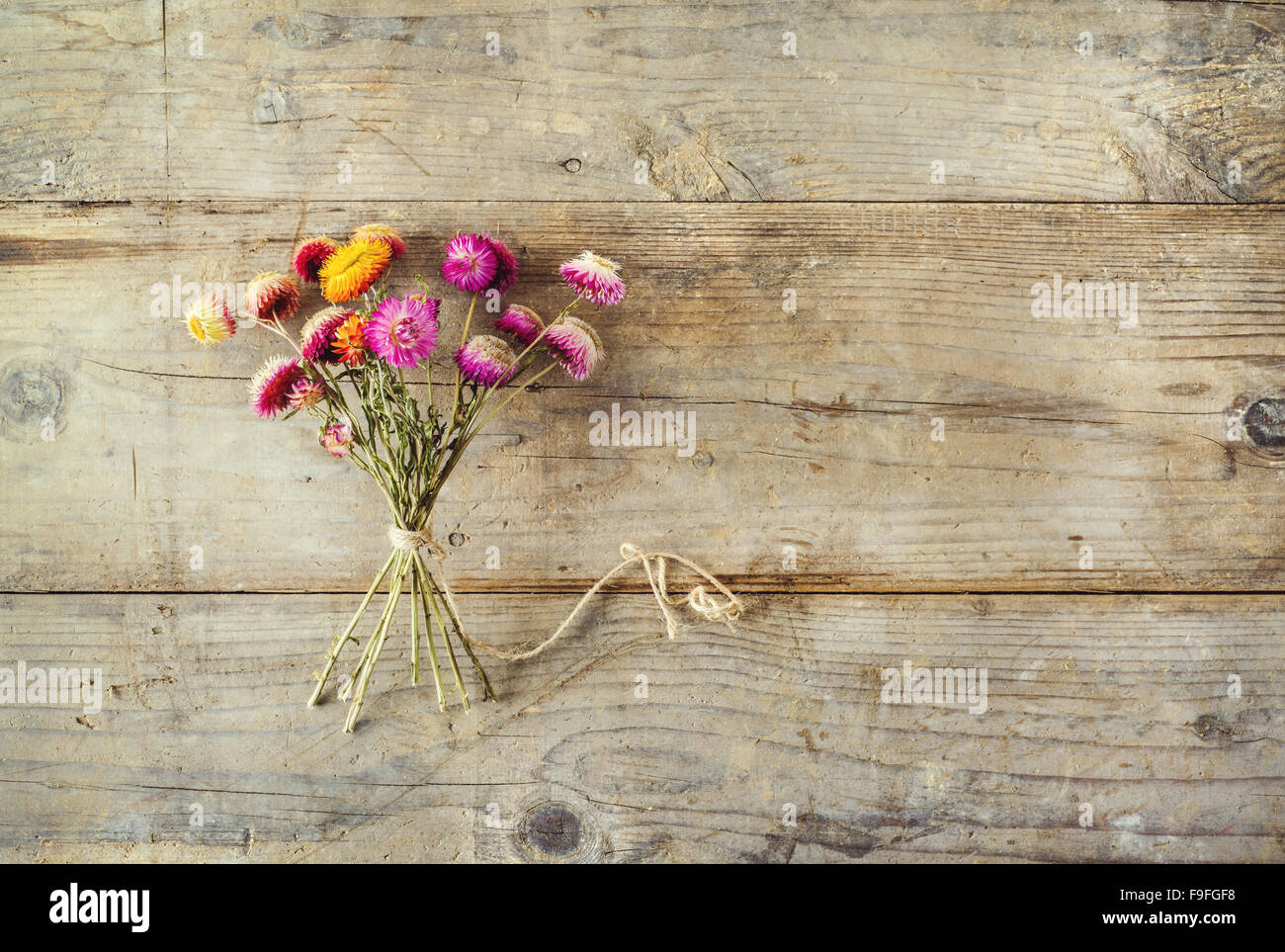 Flores en un piso de madera de fondo. Vista desde arriba Fotografía de stock - Alamy Flores en un piso de madera de fondo. Vista desde arriba Fotografía de stock - Alamy