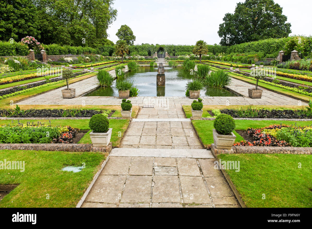 El Sunken Garden en Kensington Palace Gardens, Royal Park Londres Inglaterra Foto de stock