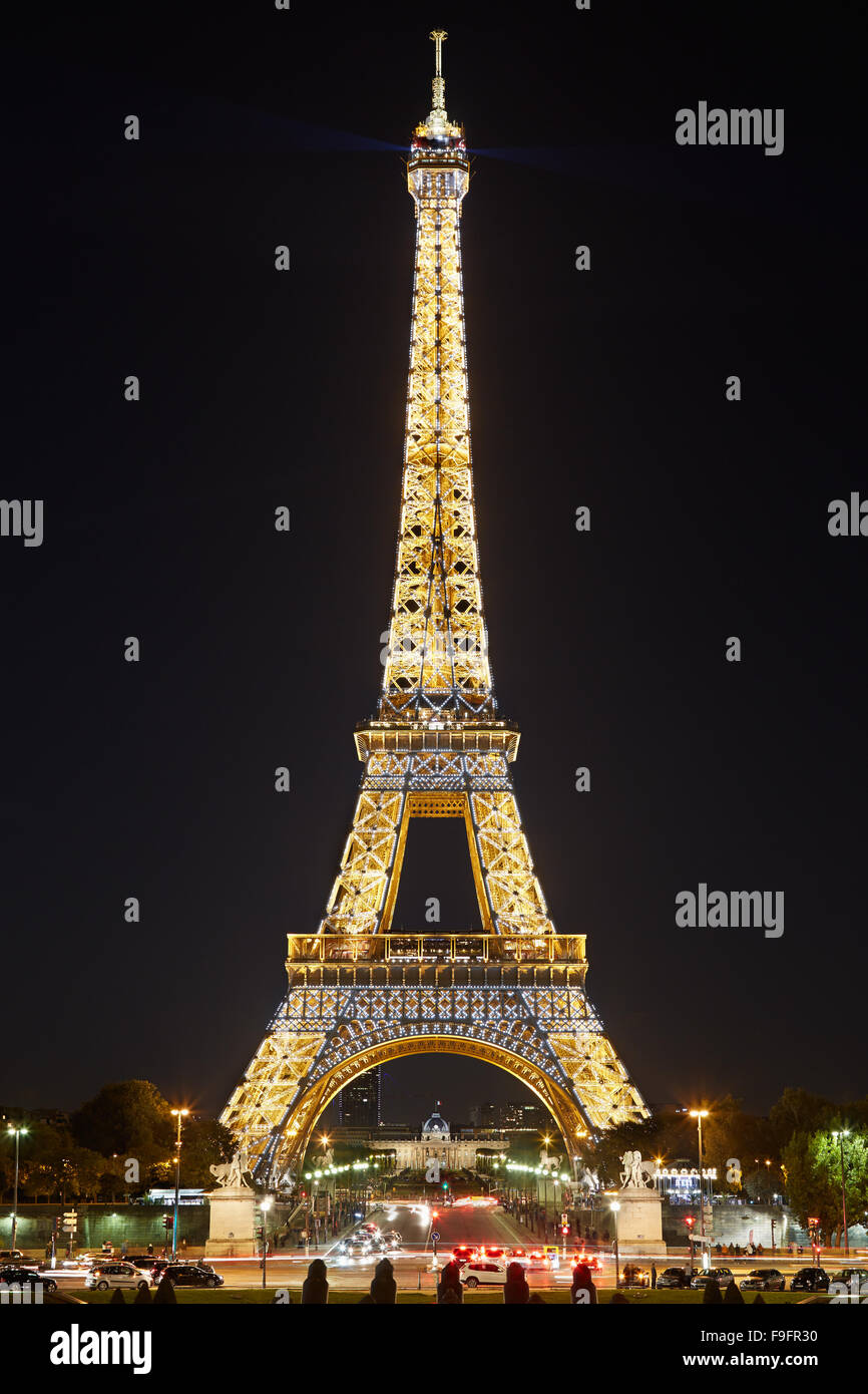 Torre Eiffel por la noche, luz intermitente rendimiento demuestran en París Foto de stock